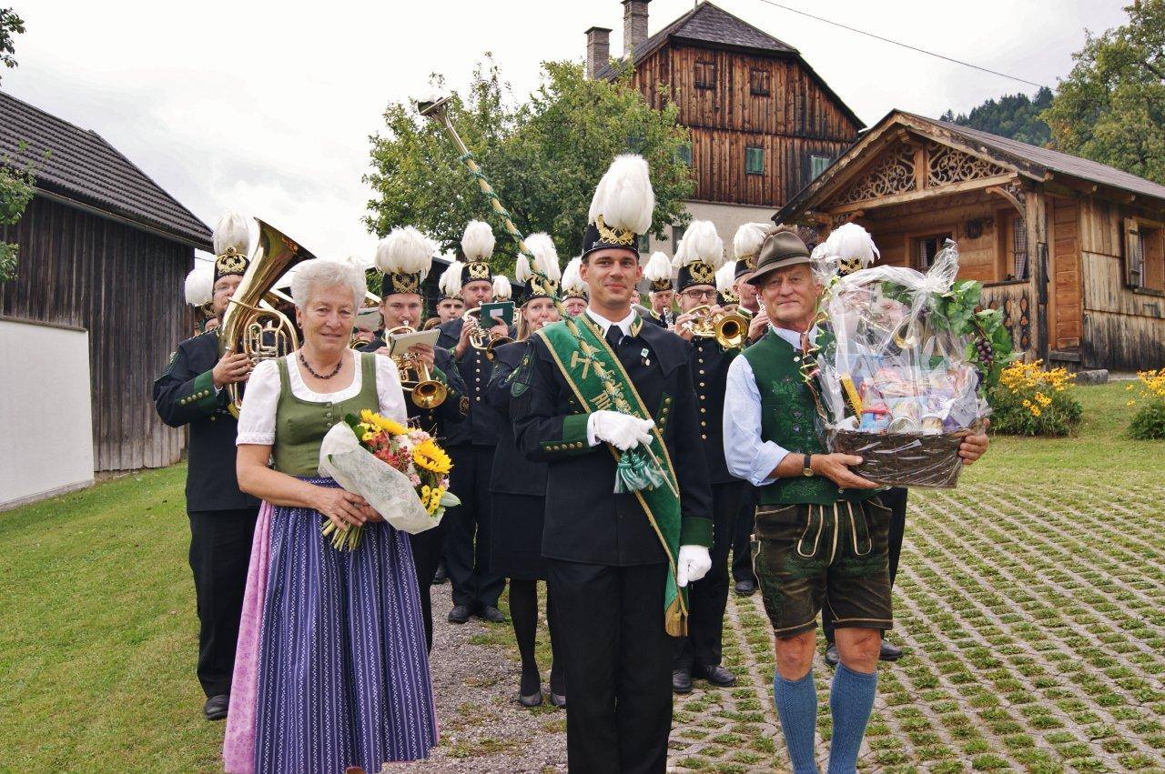 Jubilar Hans Pichler mit Gattin und der gratulierenden Salinenmusik