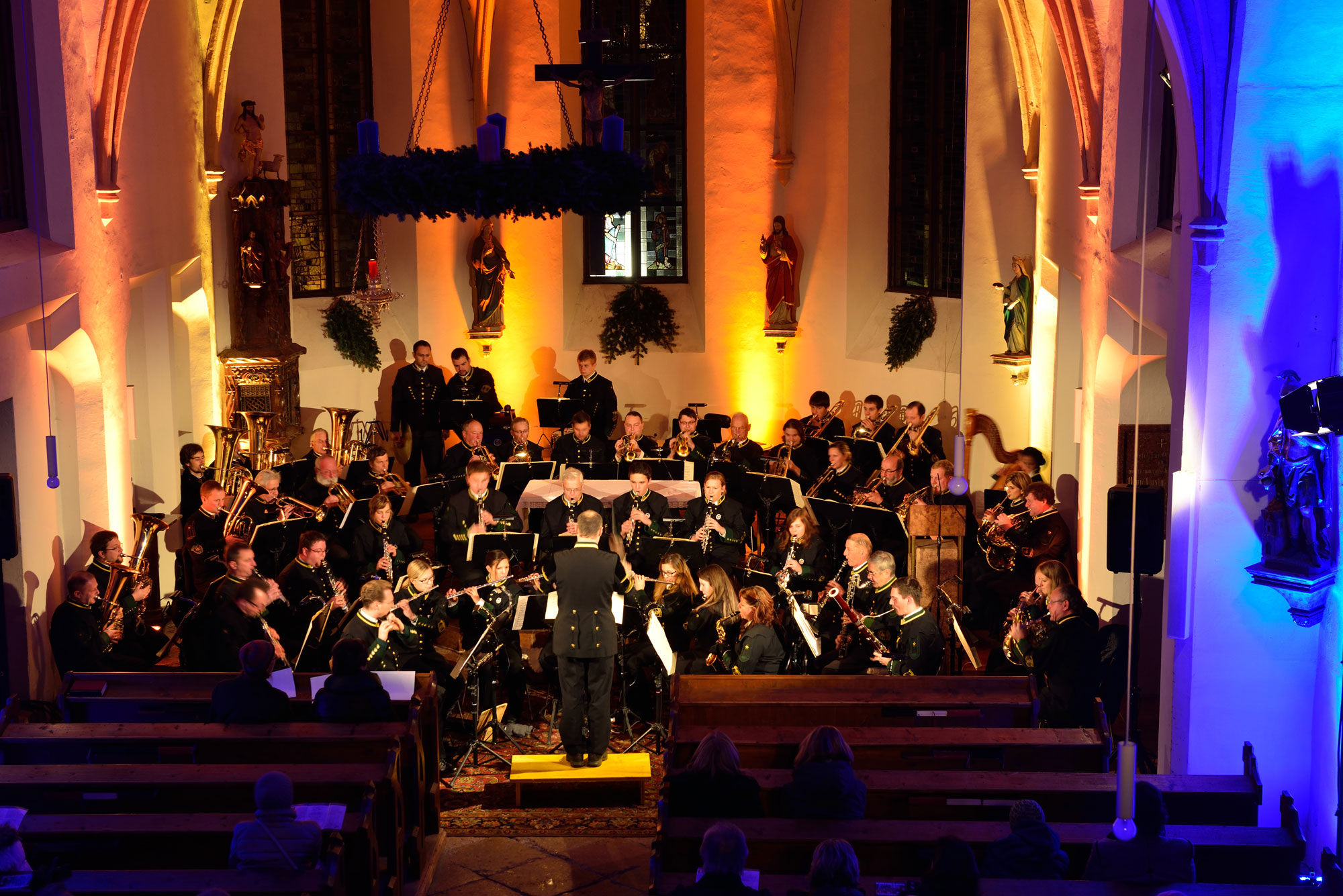 Die Salinenmusik beim Barbarakonzert 2013 in der Pfarrkirche; Foto: Alpenpost