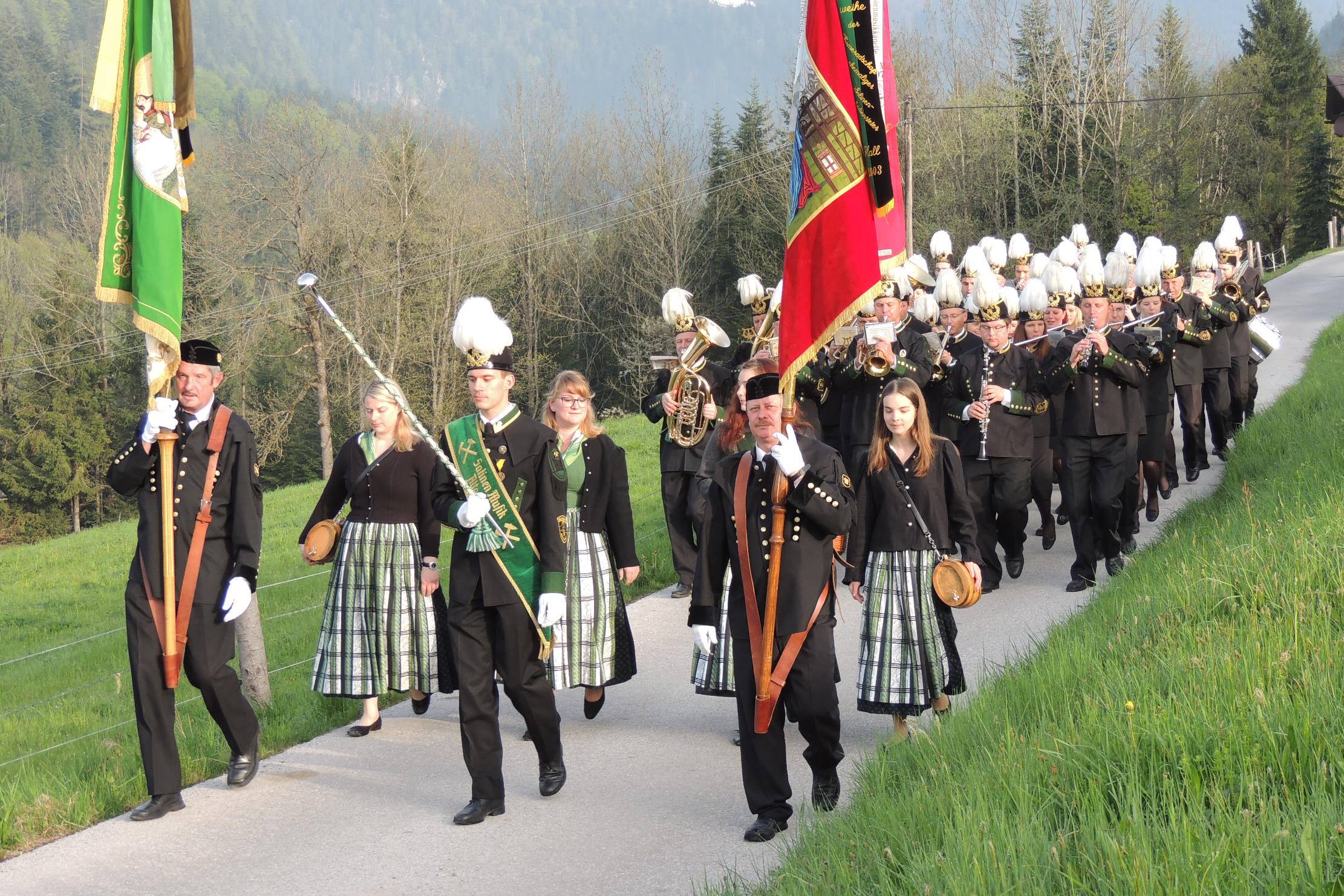 Die Salinenmusik früh morgens im Ortsteil Posern zum alljährlichen Weckruf