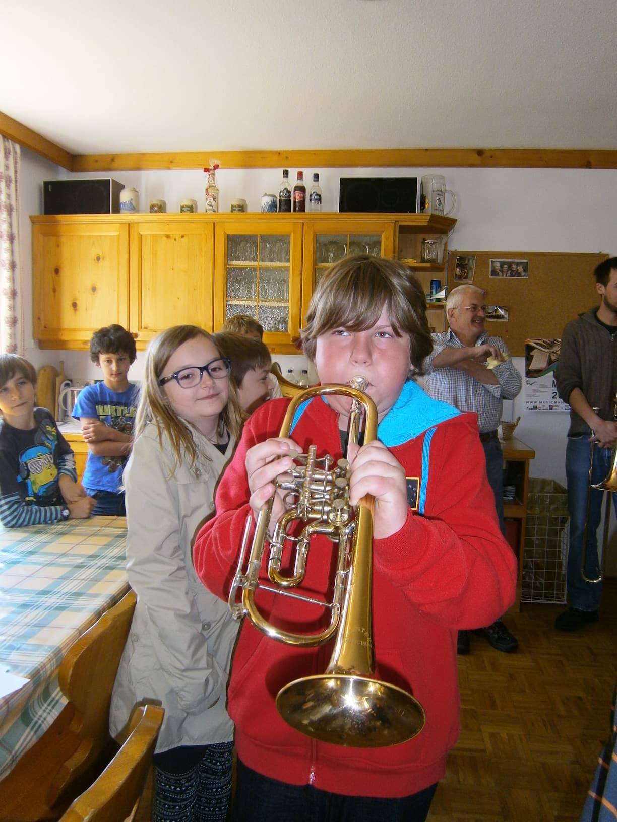 Besuch der Volksschule und des Kindergarten